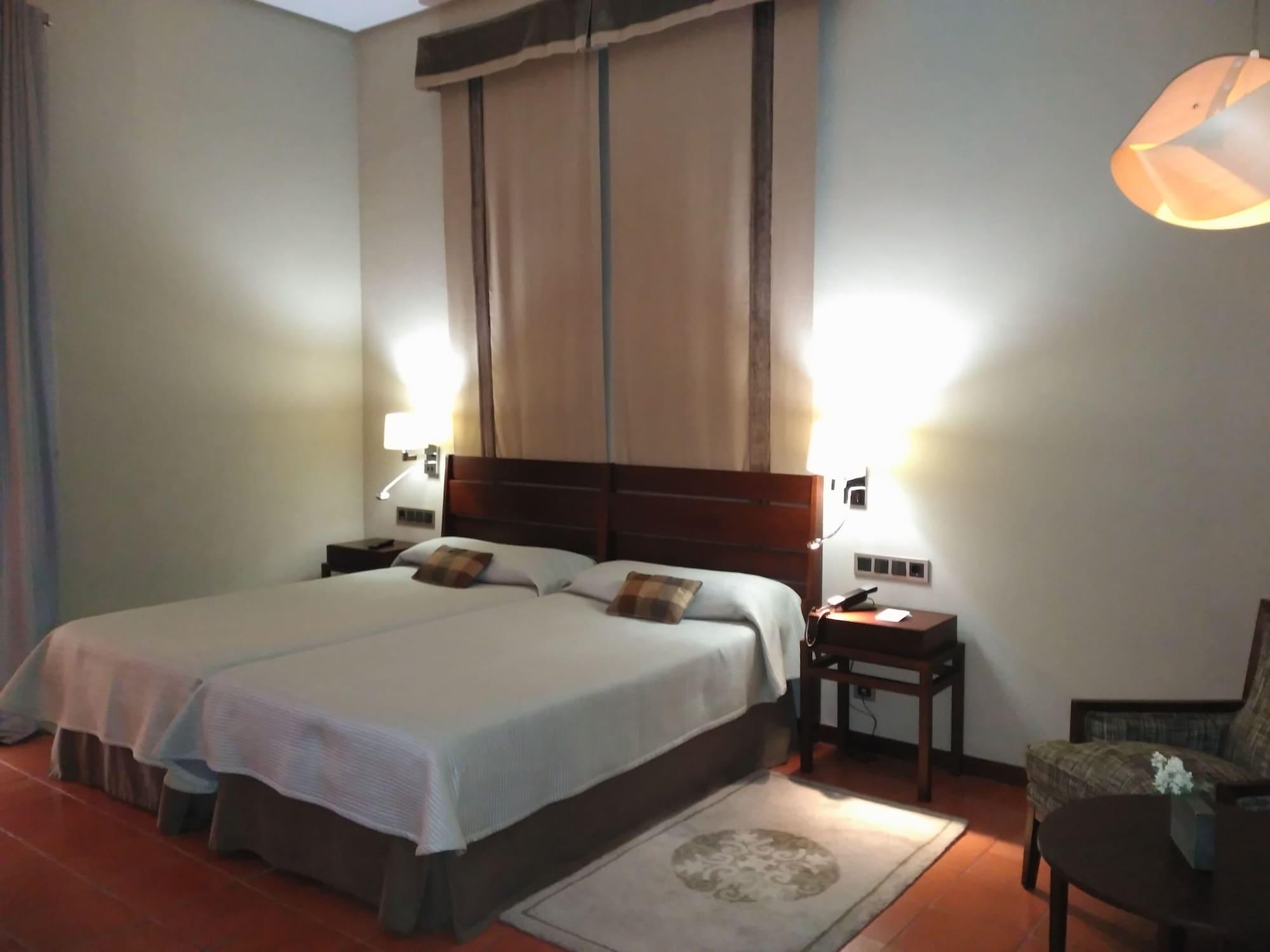 Parador De Caces Екстериор снимка