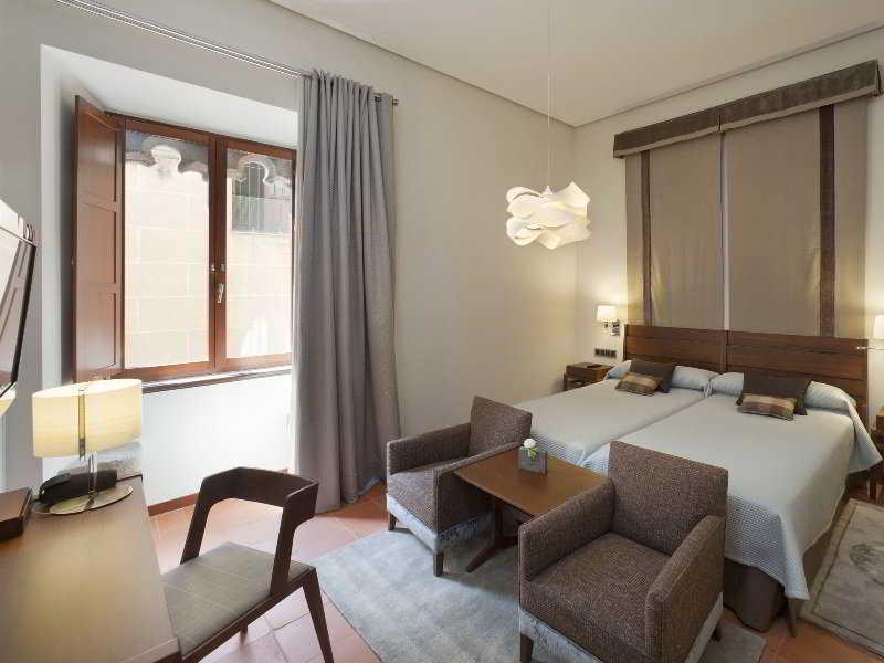 Parador De Caces Екстериор снимка