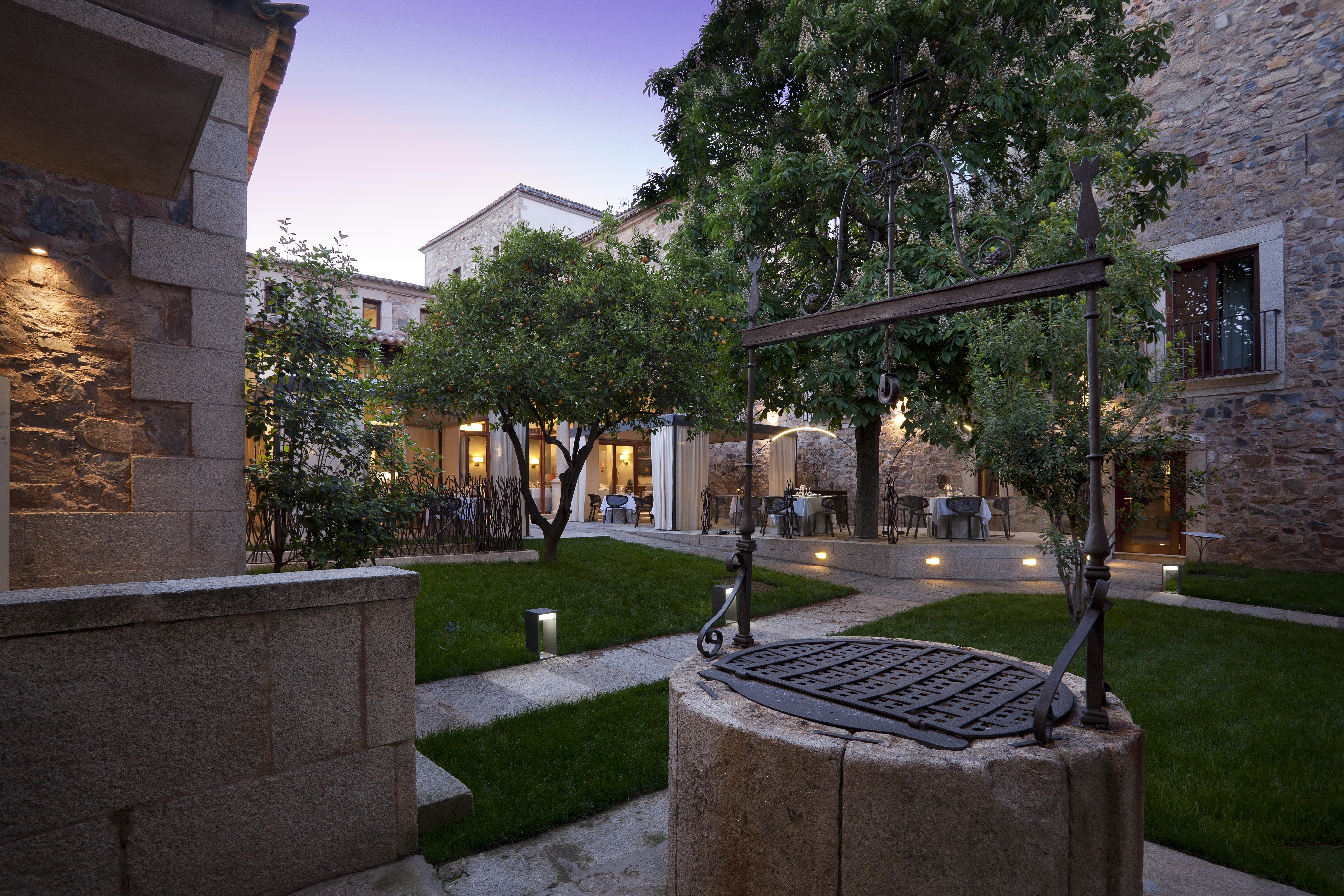 Parador De Caces Екстериор снимка