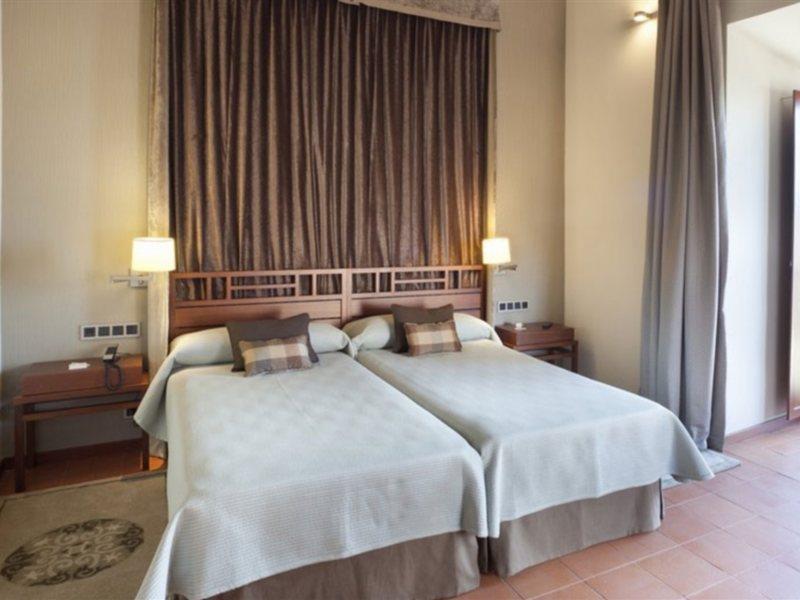 Parador De Caces Екстериор снимка