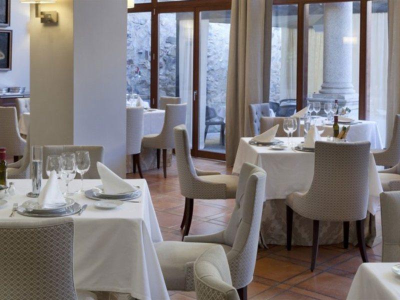 Parador De Caces Екстериор снимка