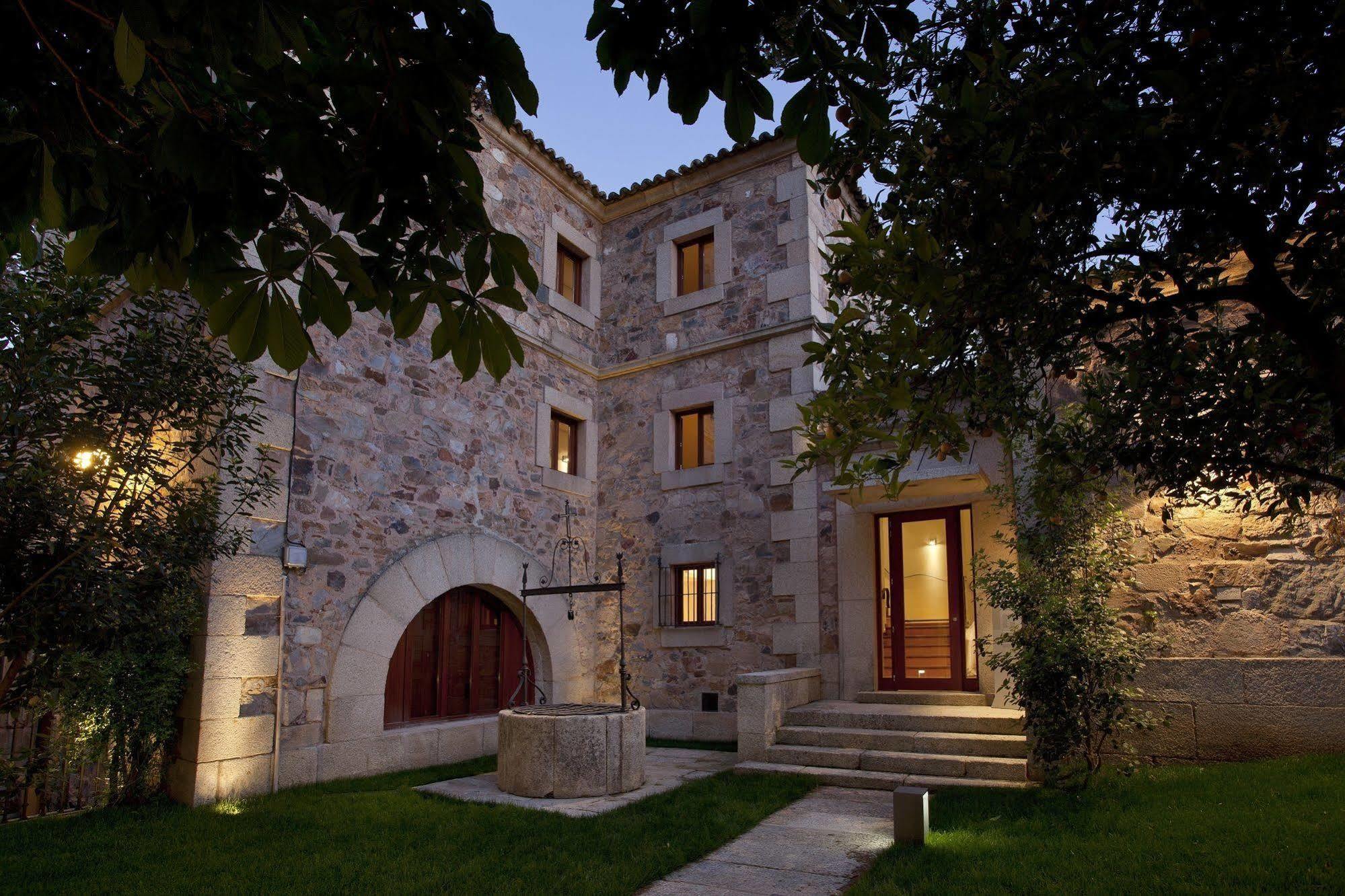 Parador De Caces Екстериор снимка
